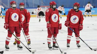Хоккеистки Канады и России вышли играть в масках на ОИ в Пекине