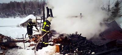 Пожар уничтожил постройку в жилом дворе в поселке на востоке Карелии (ФОТО)