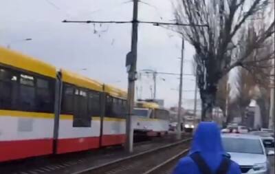 БМВ перекрыло движение трамваев в Одессе: видео транспортного коллапса