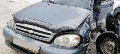 Два водителя пострадали в лобовом столкновении на дороге в Карелии