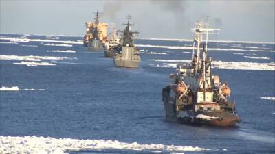Через ледовые поля: более 20 боевых кораблей ВМФ России вышли в Охотское море