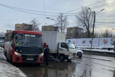 В Рязани на остановке у «Барса» грузовик столкнулся с маршруткой №41