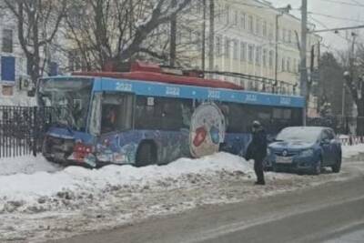 В Ярославле троллейбус протаранил школьный забор