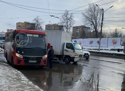 На Московском шоссе Рязани грузовик столкнулся с маршруткой
