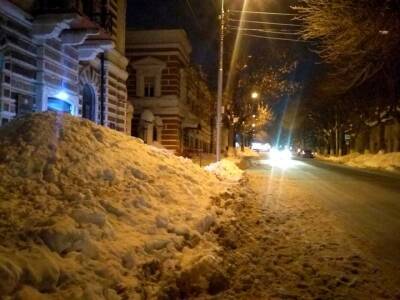 В мэрии Уфы объяснили возникновение опасных снежных глыб в центре города