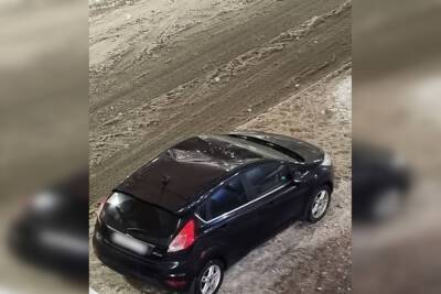Зима не щадит петербургские машины: очередной автомобиль пострадал от осадков в виде наледи