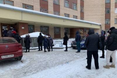 В Рязани засняли огромную очередь у поликлиники завода «Красное знамя»