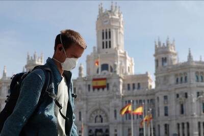 В Испании согласовали отмену обязательного ношения масок на улице