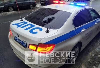 В Петербурге рухнувшая сосулька разбила машину ДПС