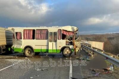 Вахтовый автобус врезался в грузовик на кубанской трассе