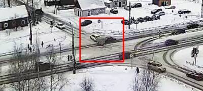 Автомобиль с прицепом попал в аварию на сложном перекрестке в Петрозаводске (ВИДЕО)
