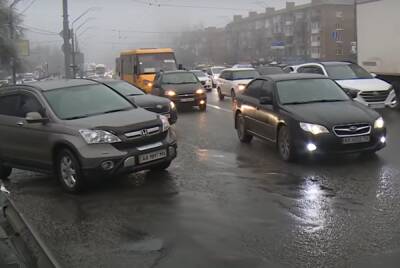 В Киеве сбой в работе транспорта и многочисленные пробки: где затруднено движение