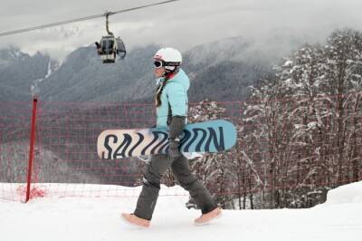 Заблудившегося и вынужденно заночевавшего в горах сноубордиста вертолетом МЧС доставили в Сочи