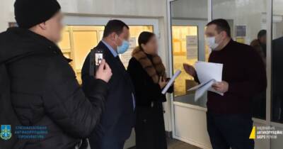 НАБУ и САП задержали "слугу" Кузьминых, которого подозревают в получении взятки (фото)