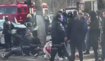 В Одессе джип вылетел на тротуар, люди лежат на асфальте: кадры аварии