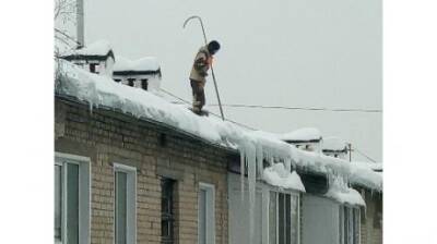 Пензенцев встревожили рабочие, без страховки сбивающие наледь с крыш - penzainform.ru - Пенза