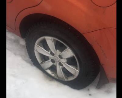 Видео: в Мурино неизвестный порезал шины у нескольких припаркованных машин