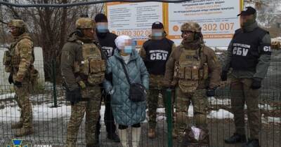 Ехала за деньгами в ОРДЛО: СБУ задержала агентку РФ, которая "сливала" данные о ВСУ (видео)