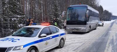Инспекторы из Карелии помогли замерзающим туристам из Санкт-Петербурга