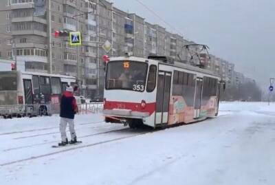 В Нижнем Тагиле блогер ради клипа проехал на сноуборде, зацепившись за трамвай