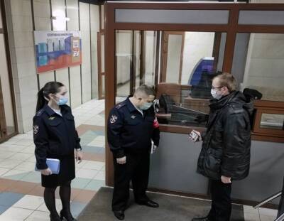 В Челябинске комендантский патруль проверил внешний вид сотрудников полиции