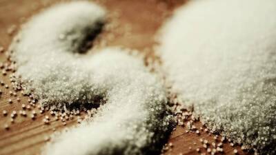 Чрезмерное употребление соли может привести к проблемам с зубами и костями