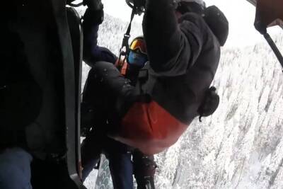 Сочинские спасатели эвакуировали со склона горы Каменный столб потерявшегося сноубордиста