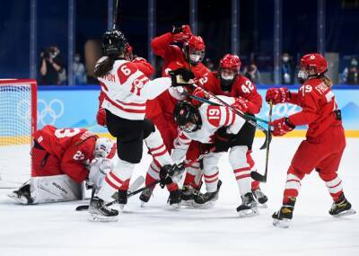 Врач удивился, что хоккеисток из РФ заставили играть с Канадой в масках - aif.ru - Россия - США - Канада - Пекин