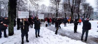 В Риге митинговали противники карантина — солидаризировались с канадцами