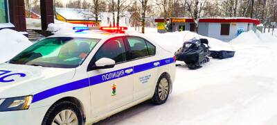 Водитель снегохода в Карелии забыл и про шлем, и про регистрацию транспорта
