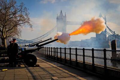 В Лондоне и Эдинбурге в честь Елизаветы II устроили орудийные салюты