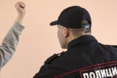 На жителя Новомосковска завели уголовное дело за драку с полицейскими