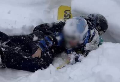 В Сочи сноубордисты спасли ребенка, провалившегося в яму — видео
