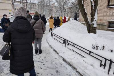 Петербуржцам пришлось больше трех часов ждать очереди в поликлинику № 60 в Славянке