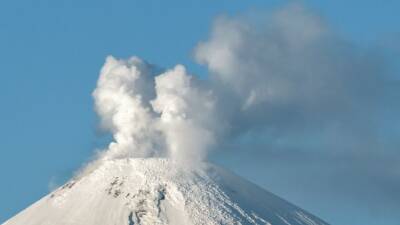Момент пробуждения вулкана Эбеко на Курилах попал на видео