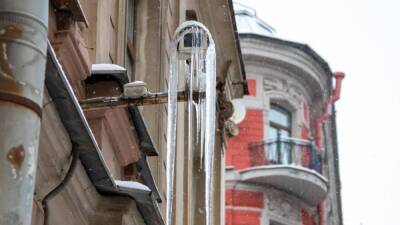 Упавшая с крыши глыба льда травмировала беременную жительницу Петербурга