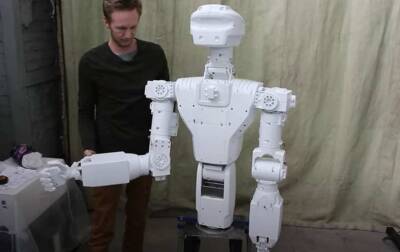 "Роскосмос" впервые показала антропоморфного робота "Теледроид"