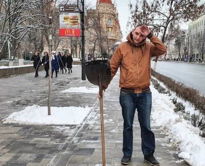 Ростовчанину пригрозили тюрьмой за инициативу бесплатно убирать город от снега