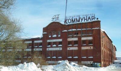 В Ленобласти рабочий погиб из-за падения на него ледяной глыбы с крыши фабрики