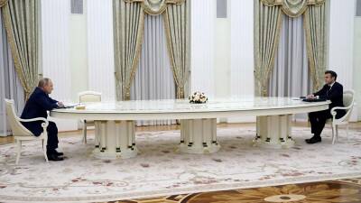 Встреча в Кремле: Макрон и Путин проводят переговоры