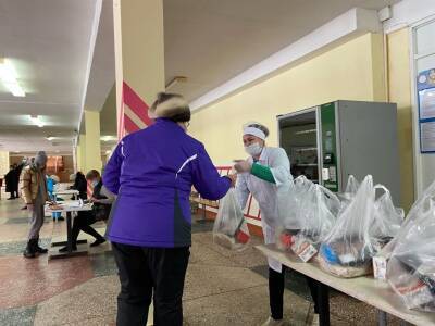 В школах Ульяновска выдают продовольственные наборы