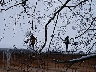 В Смоленске при чистке крыш домов от снега повредили кровли. Жильцов затопило