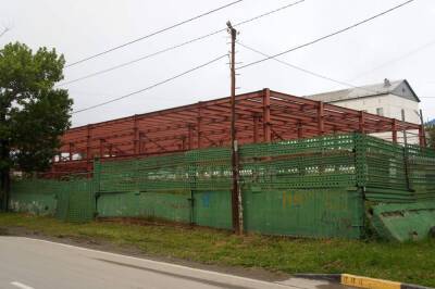 Недостроенную стоянку в Луговом пытаются продать за 11,8 миллиона рублей