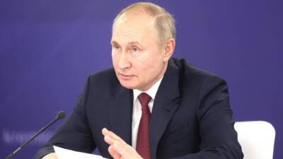 Путин: НАТО пытается поучать Россию