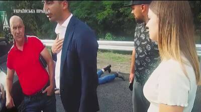 Журналисты опознали мужчину в красной футболке за рулем авто с нардепом Трухиным