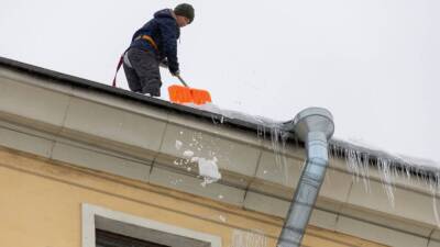 Сброшенный коммунальщиками с крыши лед упал на голову петербуржца