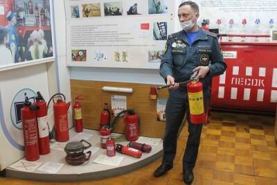 Костромские спасатели отметили «День огнетушителя» лекцией для судентов КГУ