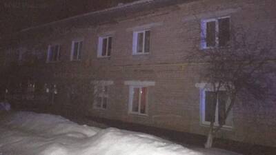 В Оренбургской области снег с крыши разрушил оконные проемы дома