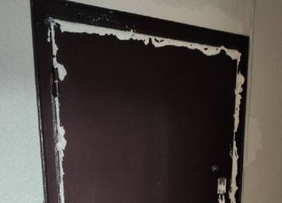 Шумному соседу на Ямале замуровали дверь в квартиру из-за громкой музыки