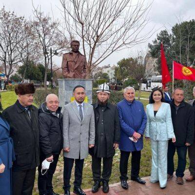 В Анталье установили памятник Чингизу Айтматову